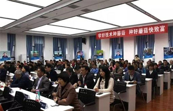 涂改临所长应邀为菇农培训讲课